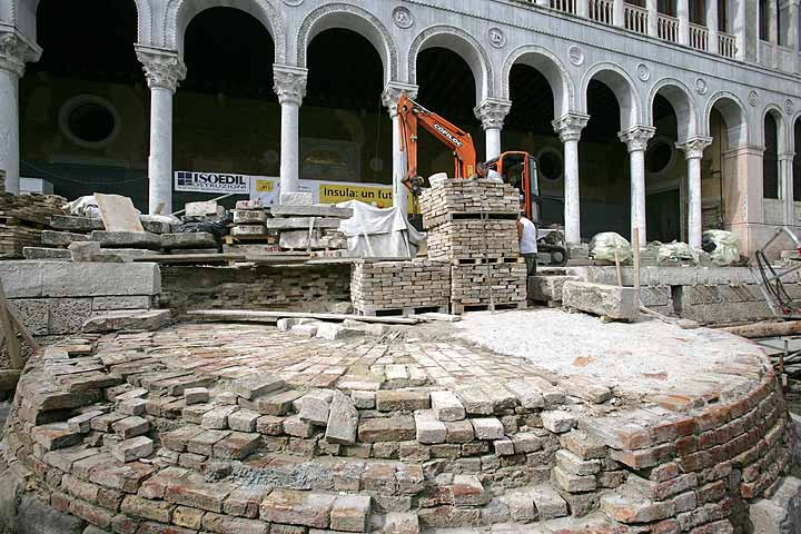 immagine del cantiere in fondamenta del museo del Fontego dei Turchi