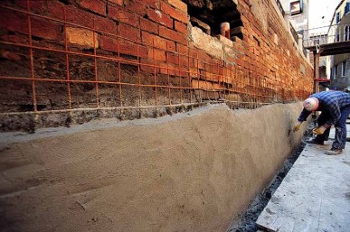immagine dei lavori di rivestimento del muro di sponda nel rio di San Tomà