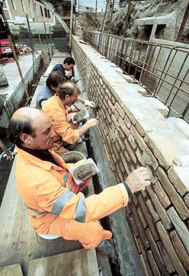 immagine dei lavori di ricostruzione del muro di sponda nel rio dei Frari