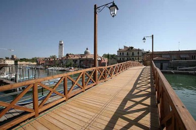 immagine del nuovo ponte di Quintavalle in legno