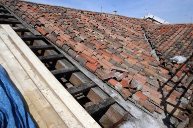 immagine dei lavori di restauro del tetto dell'ex ospedale di Sant'Anna